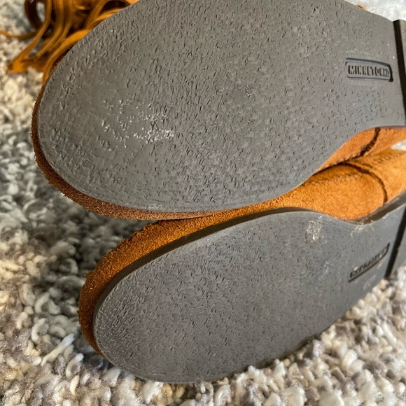 Almost NEW Minnetonka Women's 3-Layer Fringe Boot  size 7 - Picture 6 of 14